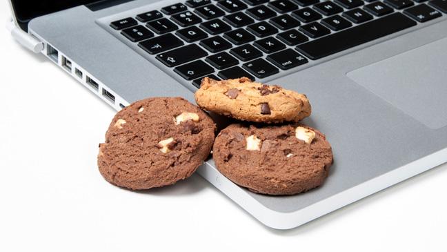Biscotti (traduzione letterale di cookies) sopra un computer